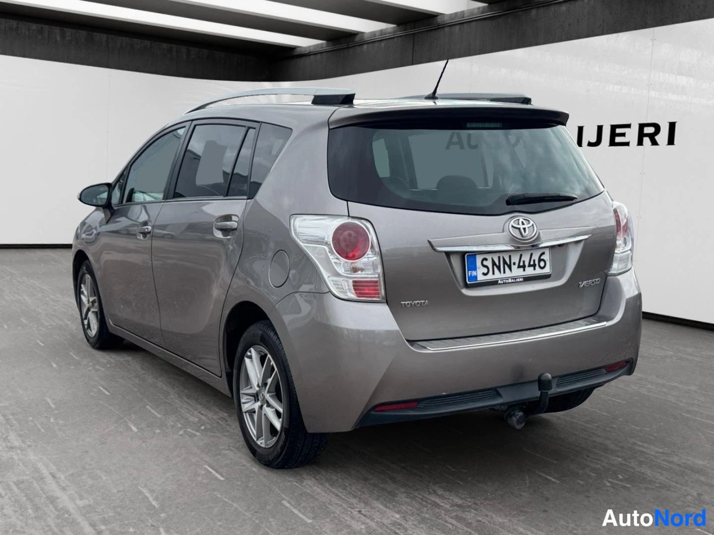 Ruskea Toyota Verso 2015, takaviisto, kuva 6