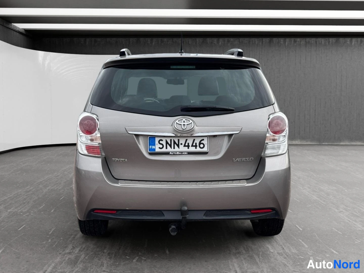 Ruskea Toyota Verso 2015, takaa, kuva 8