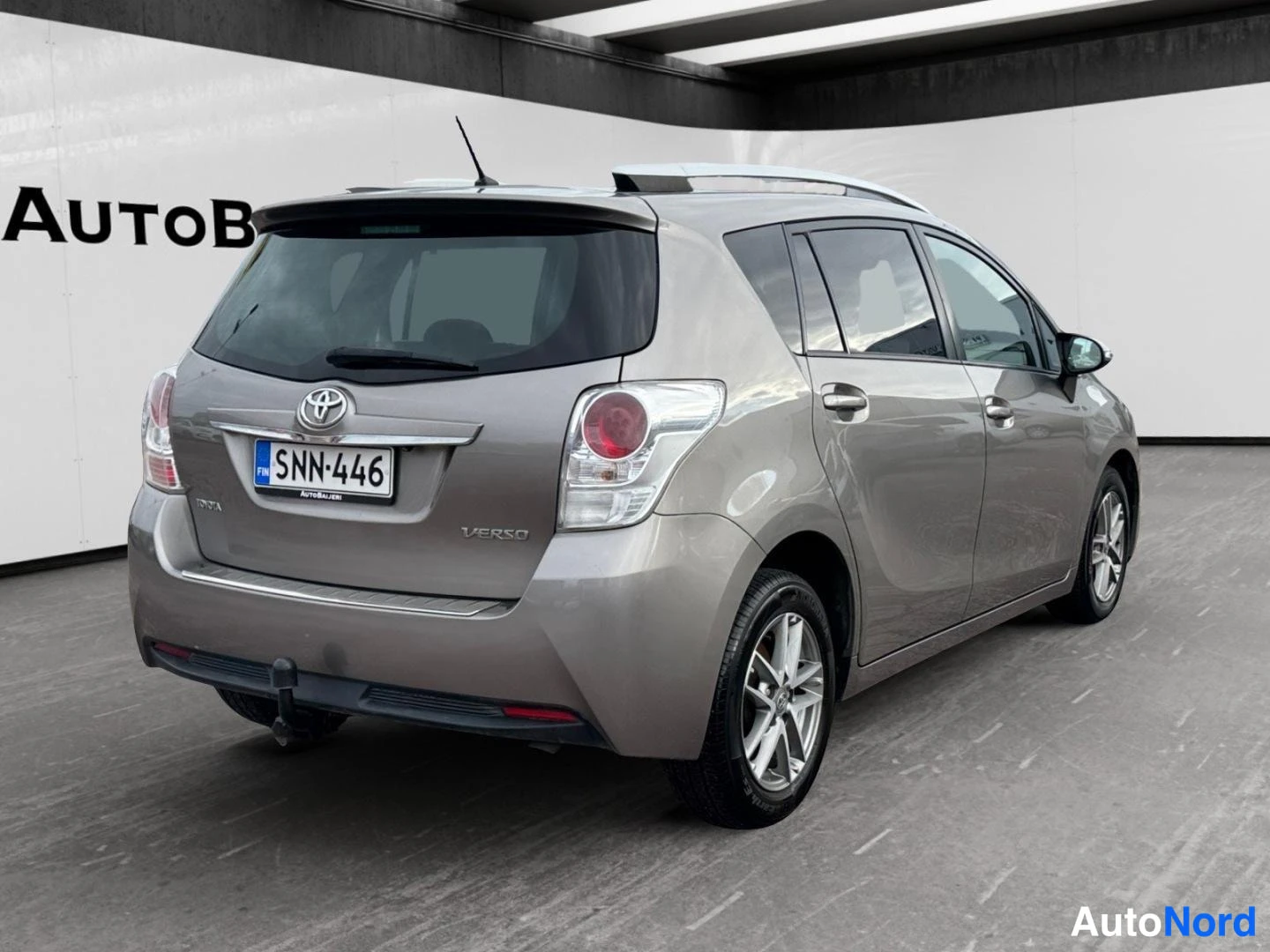 Ruskea Toyota Verso 2015, takaviisto, kuva 7