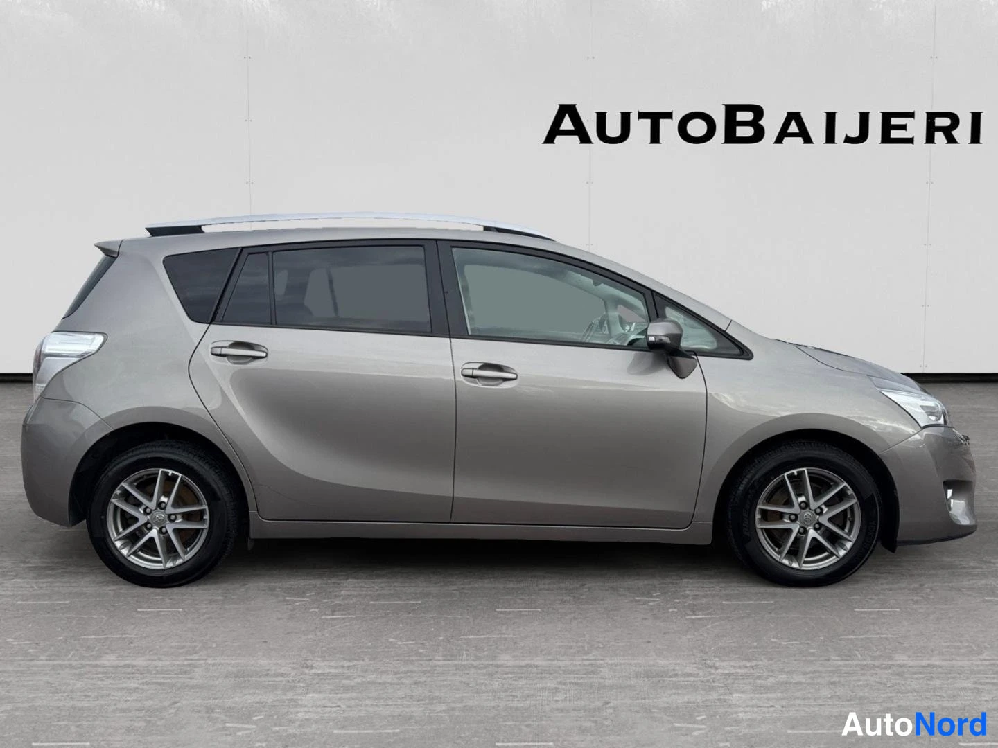 Ruskea Toyota Verso 2015, sivulta, kuva 5