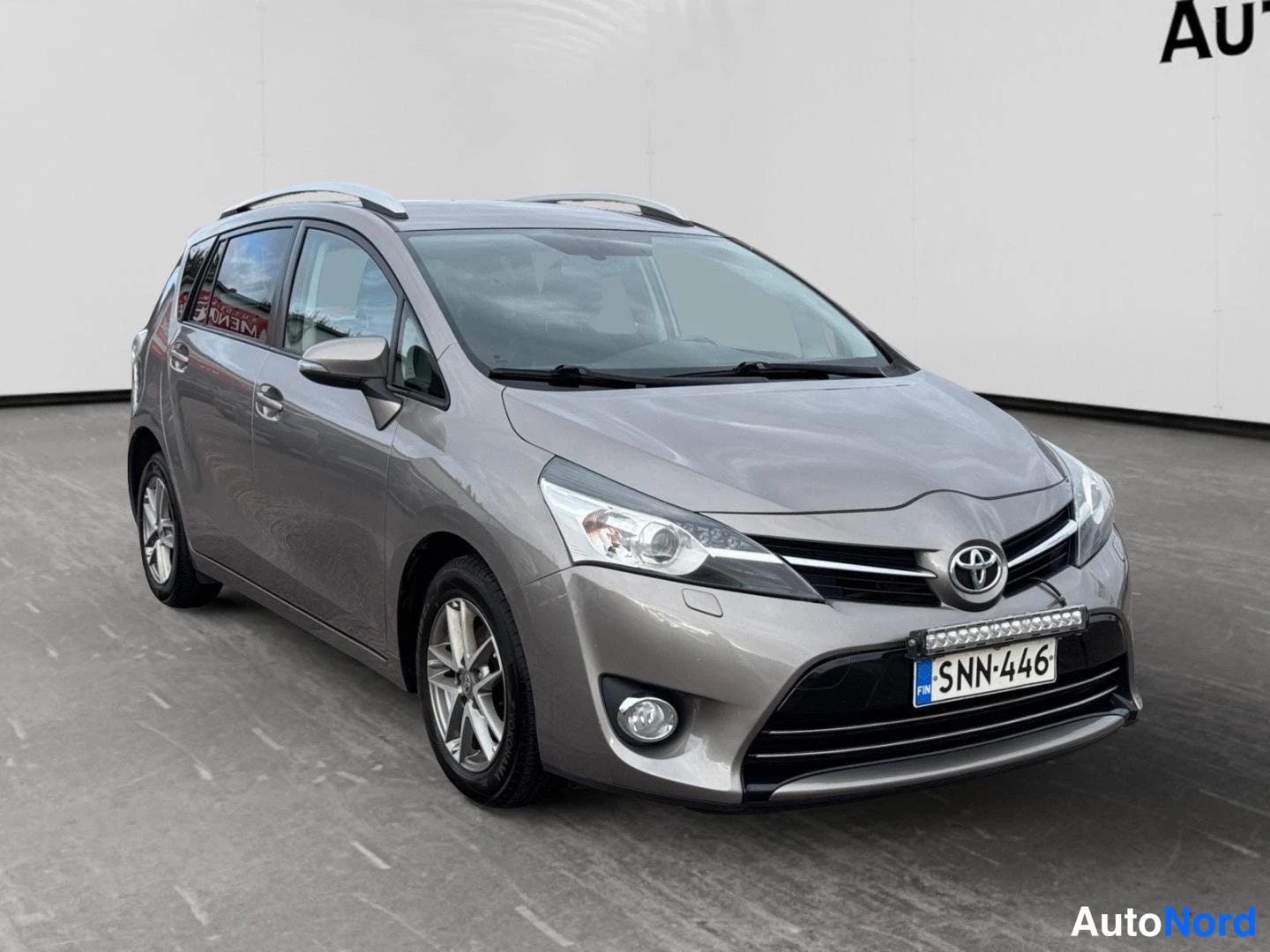 Ruskea Toyota Verso 2015, etuviisto, keula oikealle, kuva 2