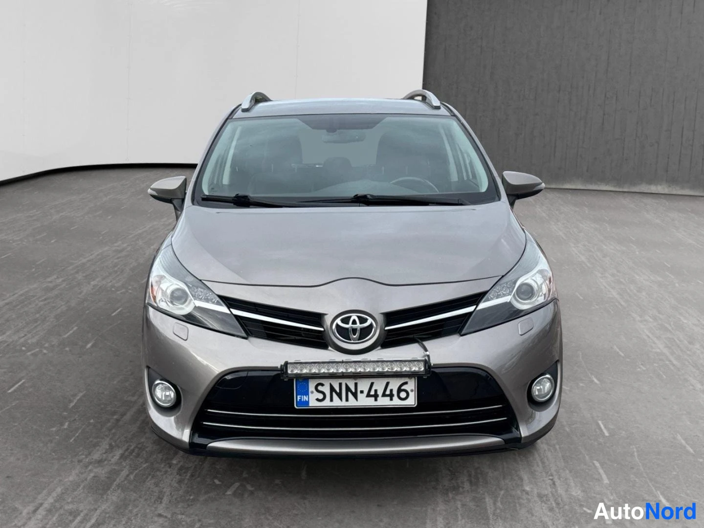 Ruskea Toyota Verso 2015, edestä, kuva 3