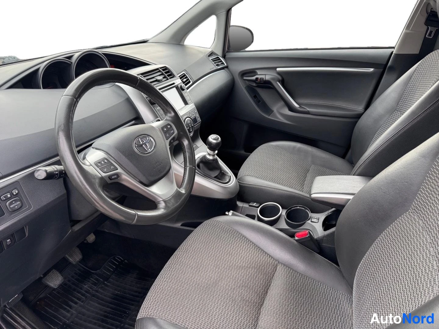Ruskea Toyota Verso 2015, ohjaamo, kuva 9