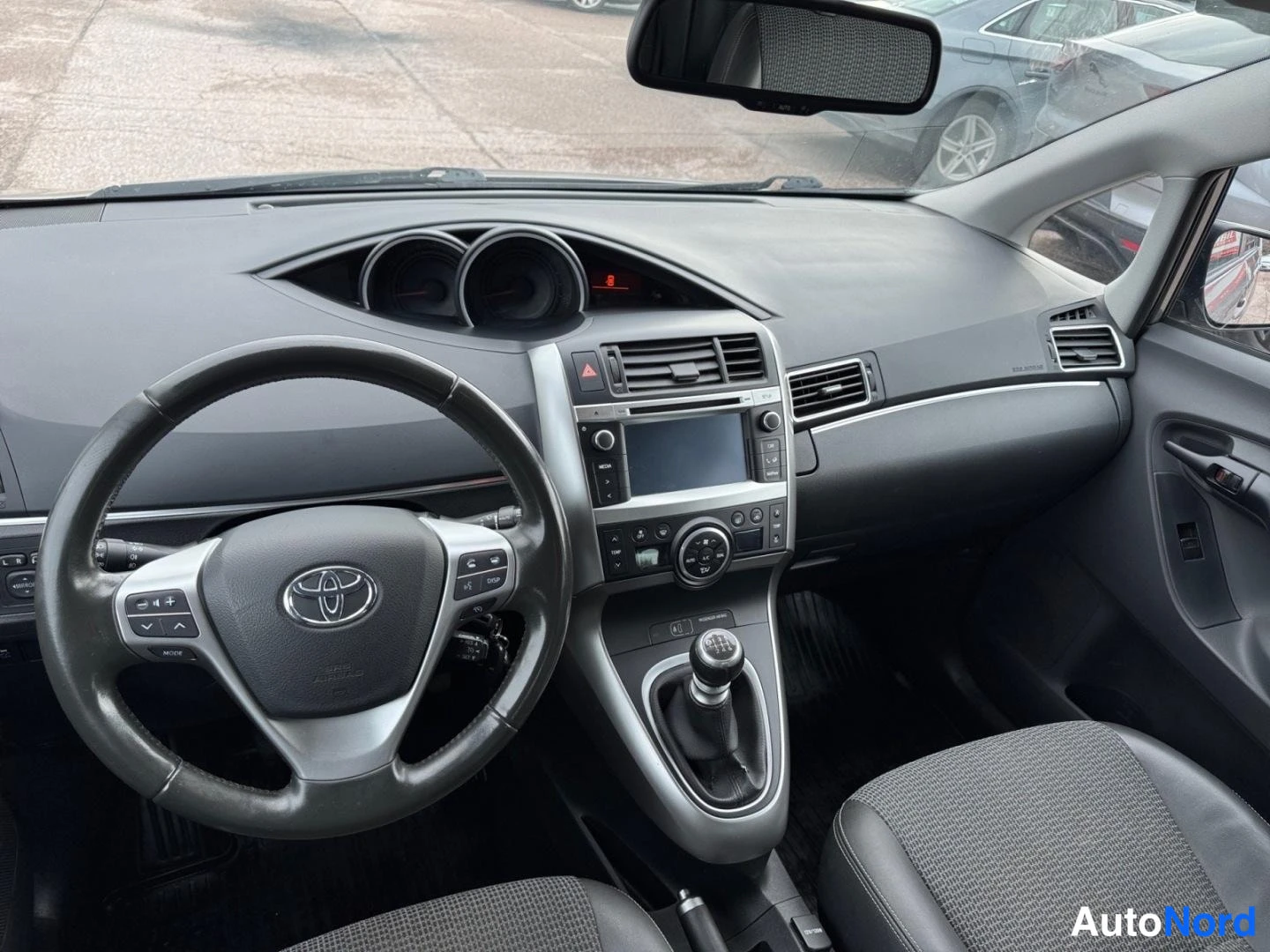 Ruskea Toyota Verso 2015, ohjaamo, kuva 10