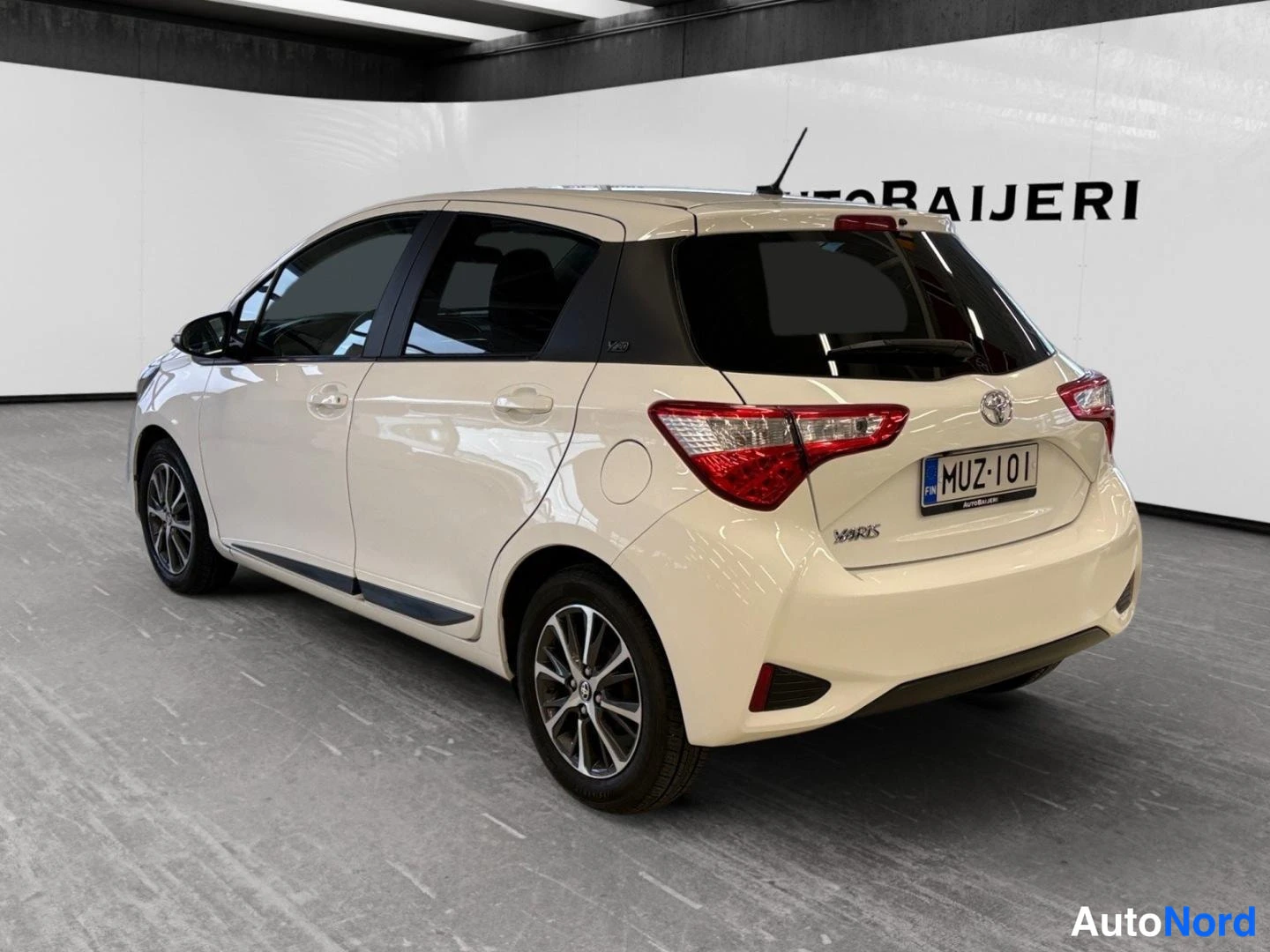 Valkoinen Toyota Yaris 2019, takaviisto, kuva 5