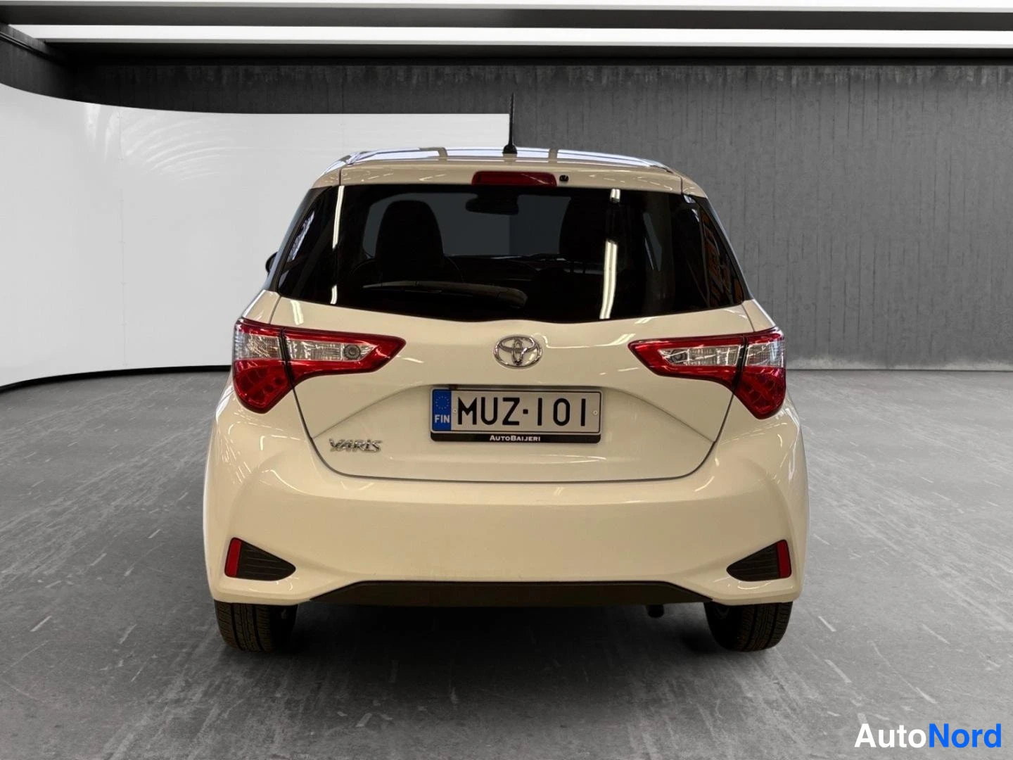 Valkoinen Toyota Yaris 2019, takaa, kuva 7