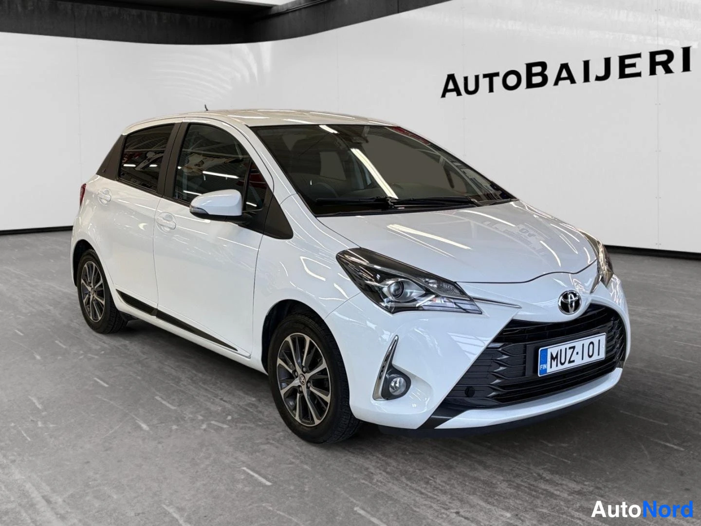 Valkoinen Toyota Yaris 2019, etuviisto, keula oikealle, kuva 3