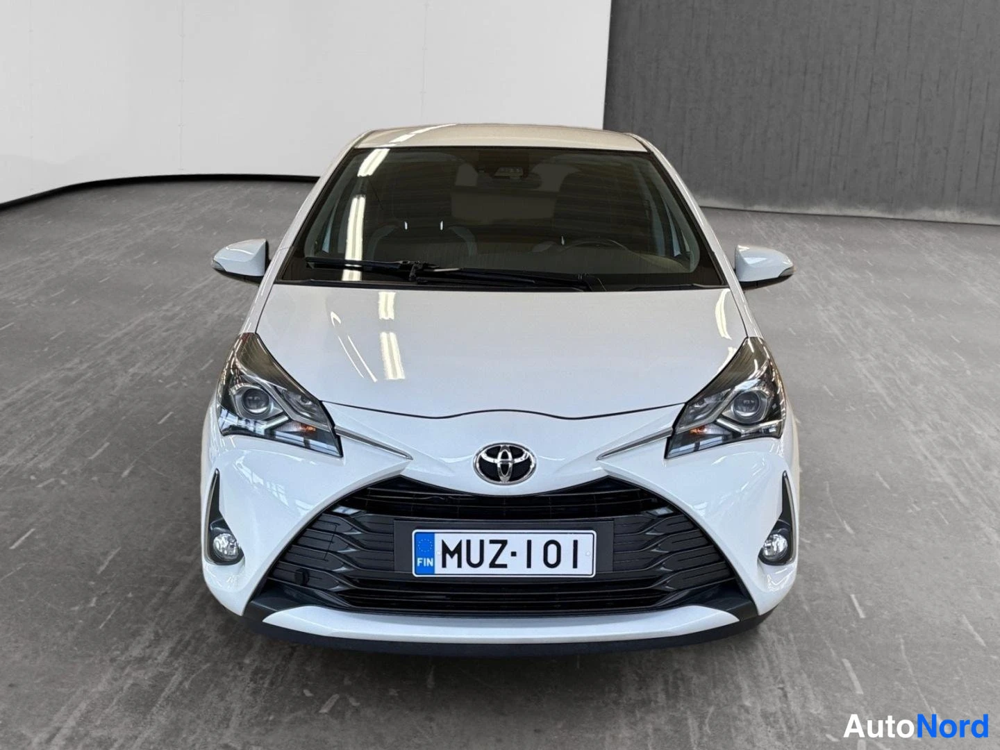 Valkoinen Toyota Yaris 2019, edestä, kuva 4