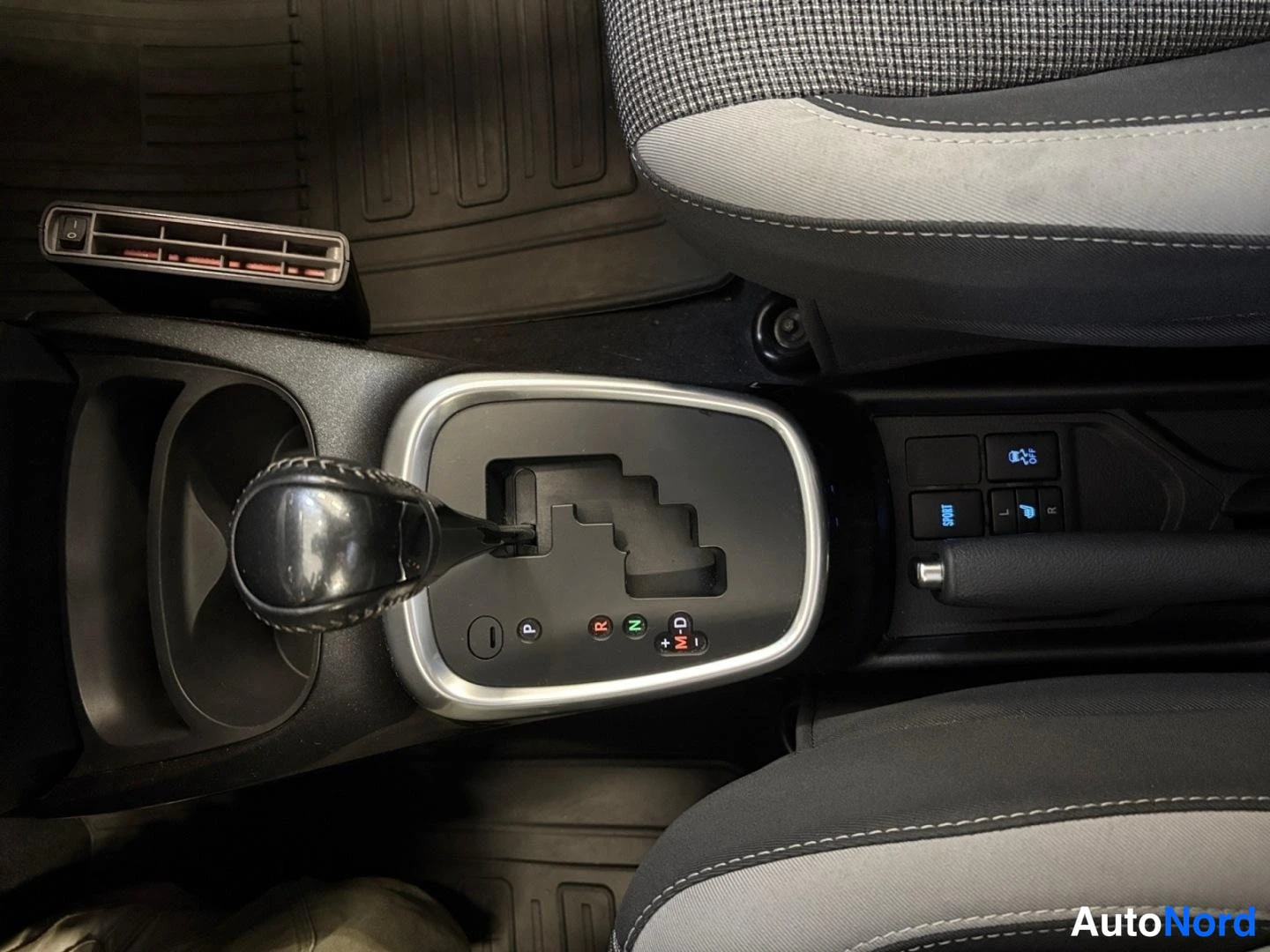 Valkoinen Toyota Yaris 2019, yksityiskohta, kuva 10