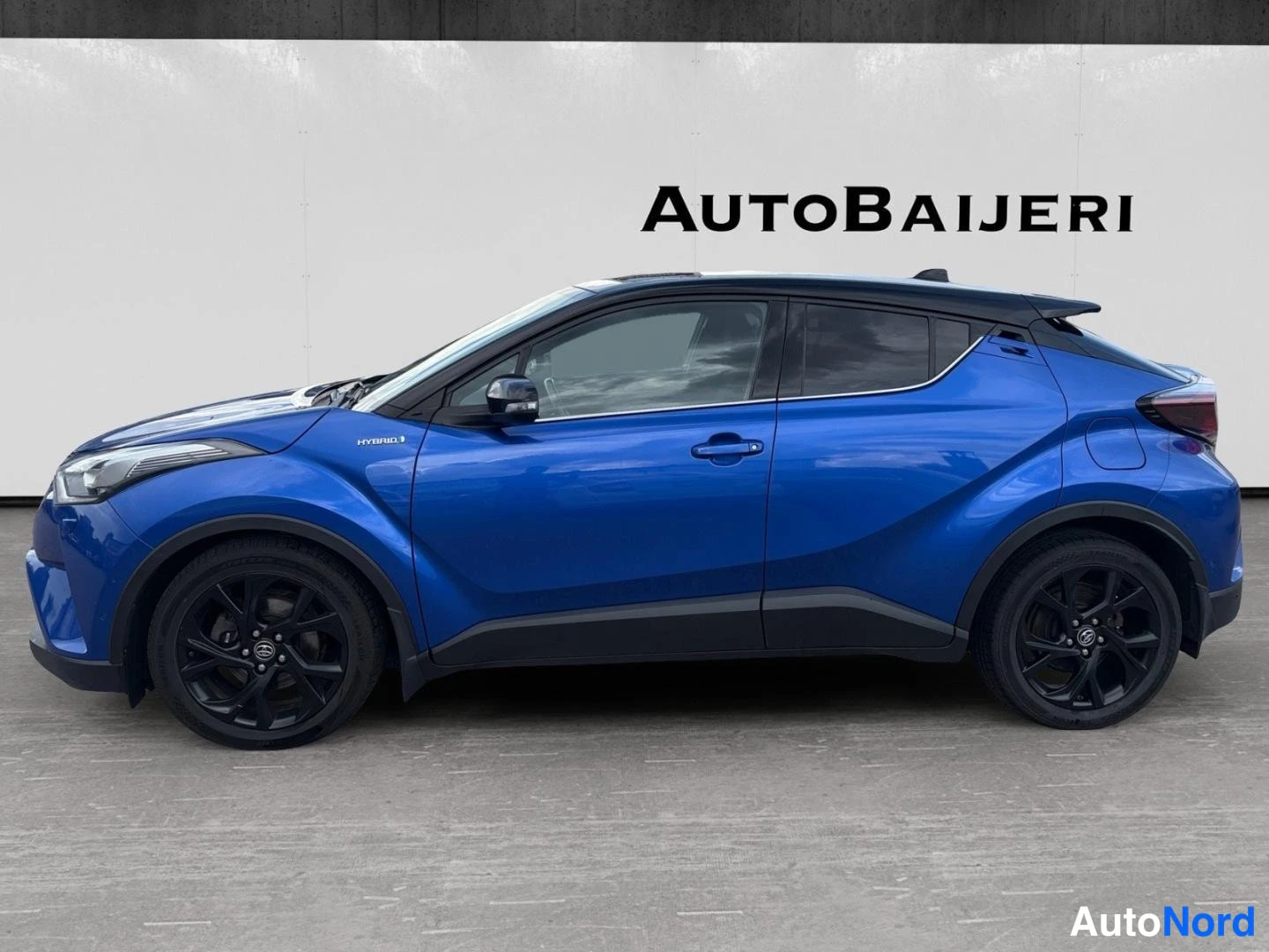 Sininen Toyota C-HR 2018, sivulta, kuva 4