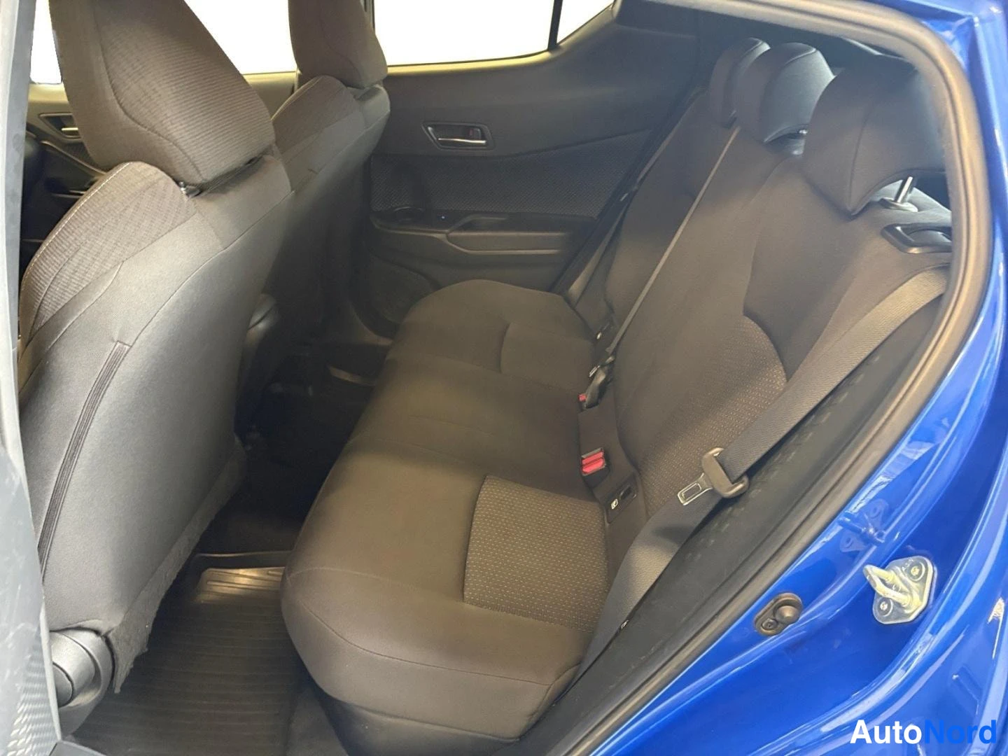 Sininen Toyota C-HR 2018, takaistuimet, kuva 13