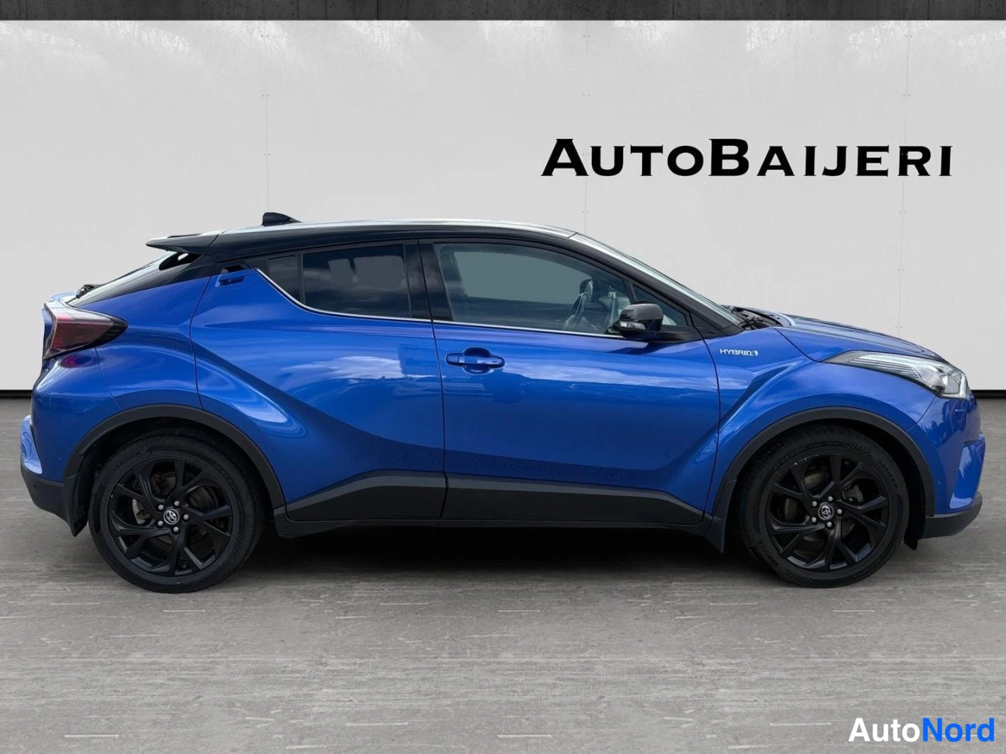 Sininen Toyota C-HR 2018, sivulta, kuva 5
