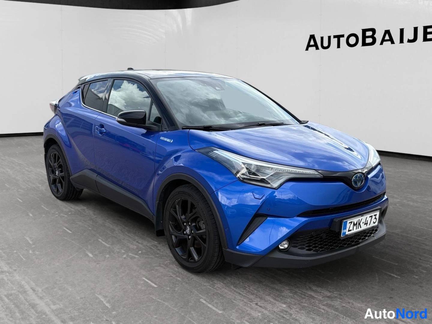 Sininen Toyota C-HR 2018, etuviisto, keula oikealle, kuva 2