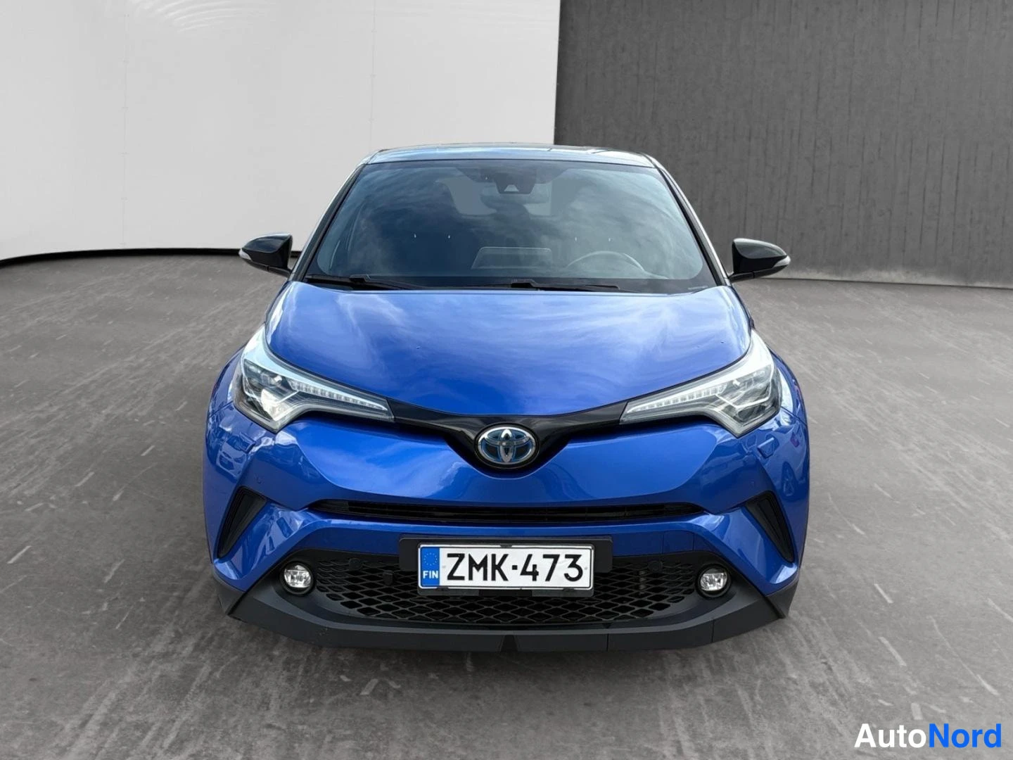 Sininen Toyota C-HR 2018, edestä, kuva 3