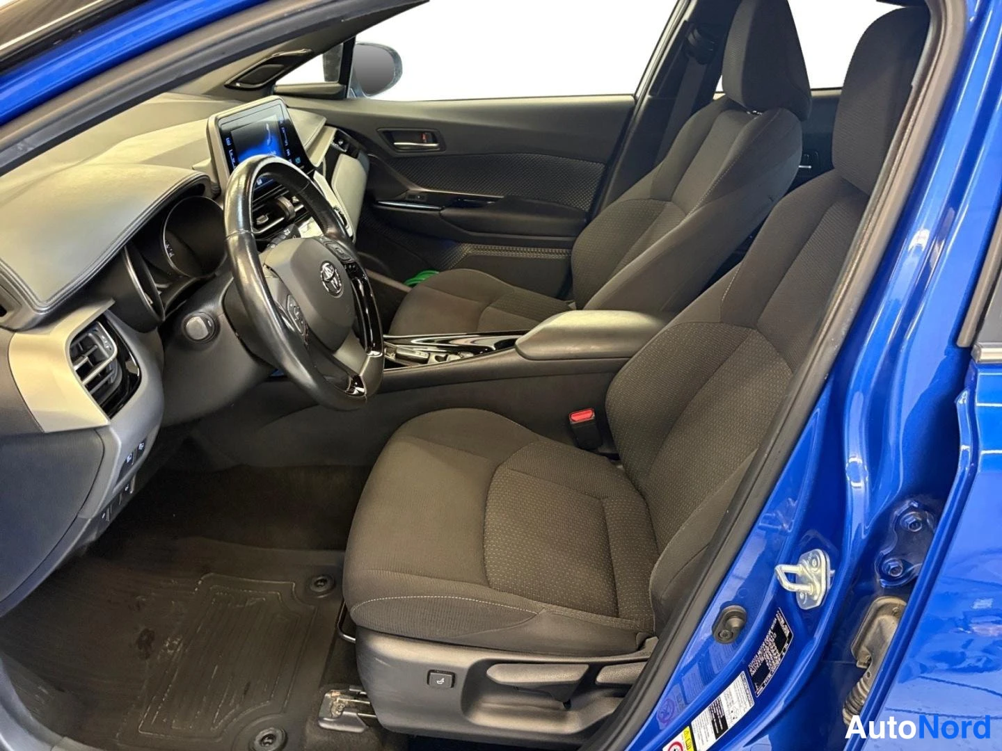 Sininen Toyota C-HR 2018, ohjaamo, kuva 9