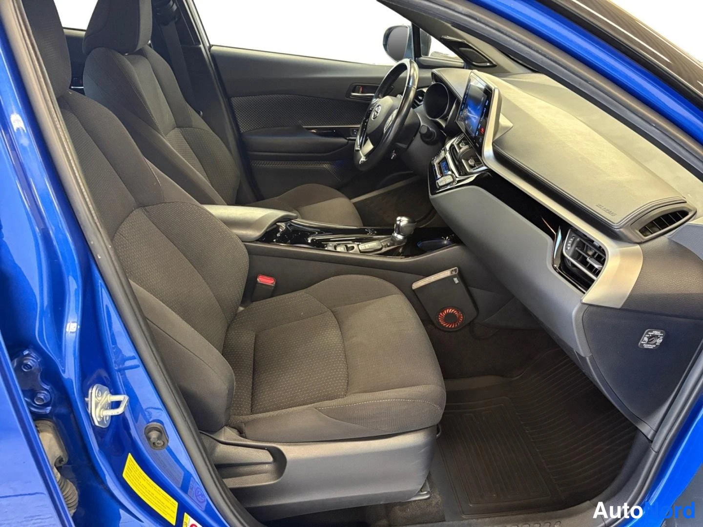 Sininen Toyota C-HR 2018, etuistuimet, kuva 12