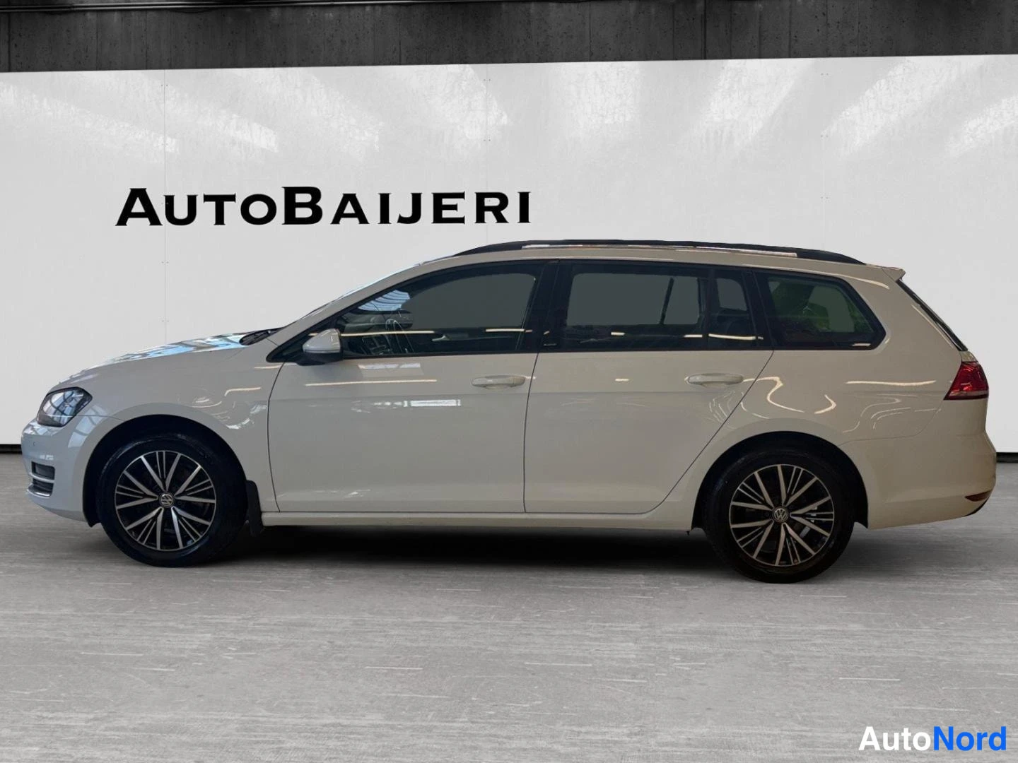 Valkoinen Volkswagen Golf Variant 2017, sivulta, kuva 5