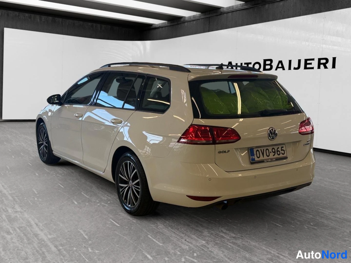 Valkoinen Volkswagen Golf Variant 2017, takaviisto, kuva 6