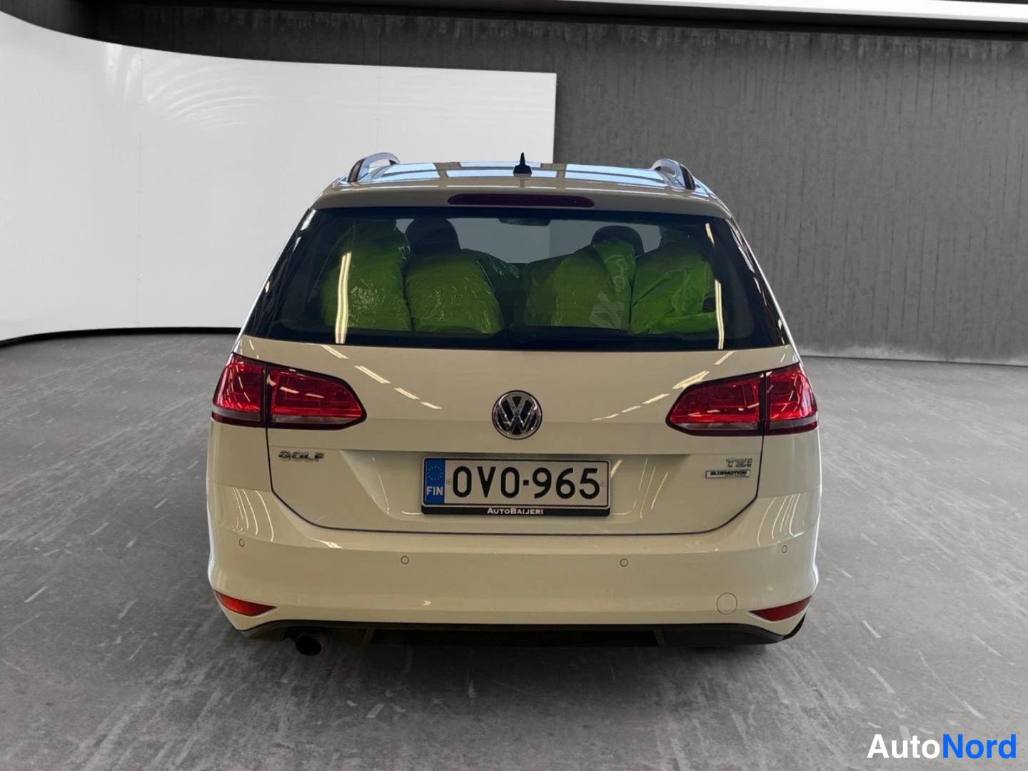 Valkoinen Volkswagen Golf Variant 2017, takaa, kuva 8
