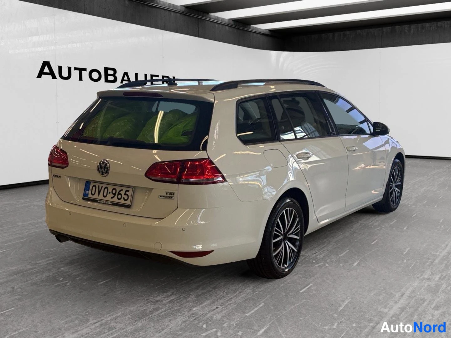 Valkoinen Volkswagen Golf Variant 2017, takaviisto, kuva 7