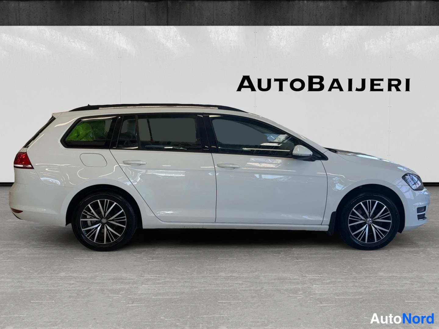 Valkoinen Volkswagen Golf Variant 2017, sivulta, kuva 4