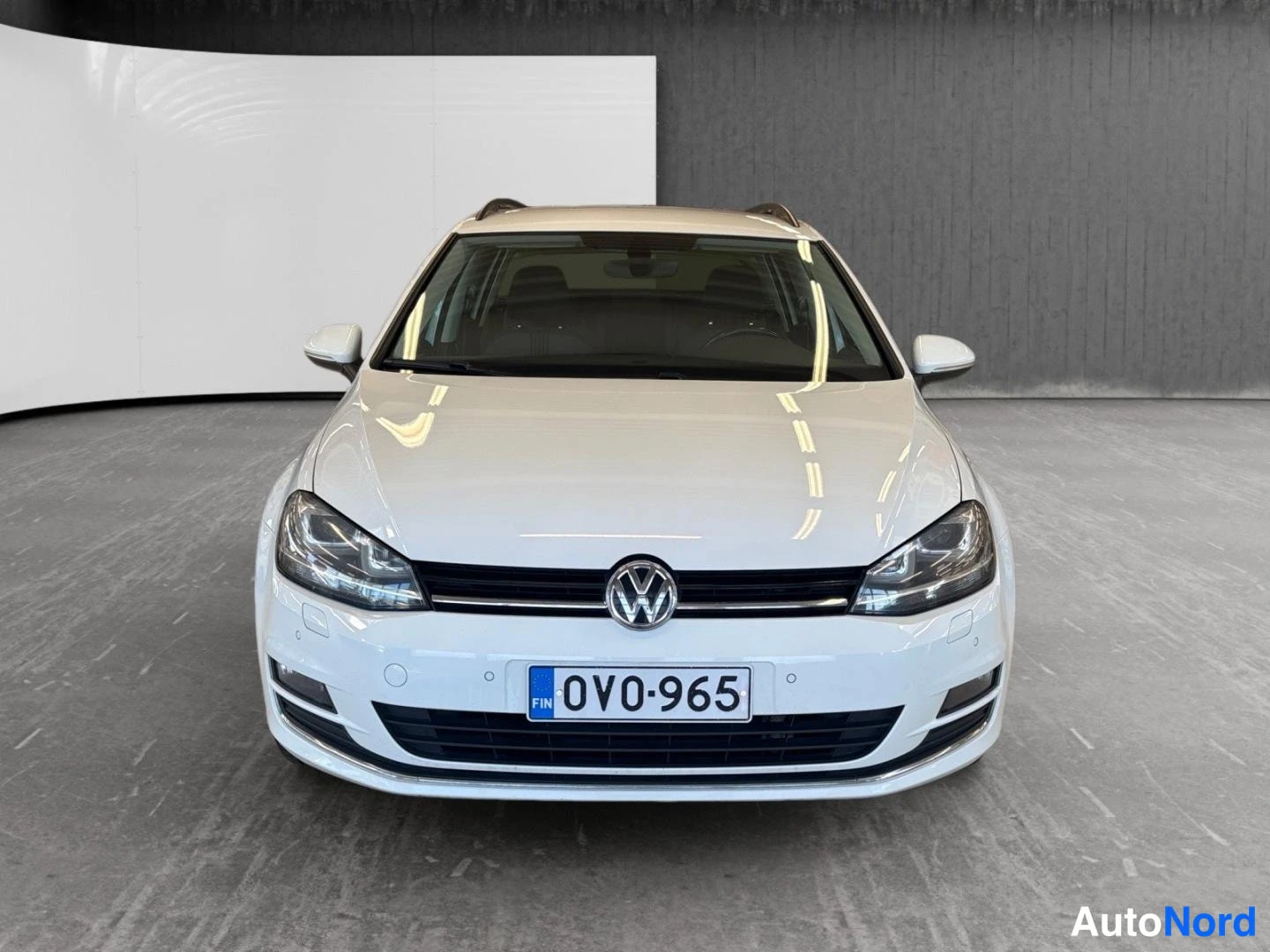 Valkoinen Volkswagen Golf Variant 2017, edestä, kuva 3
