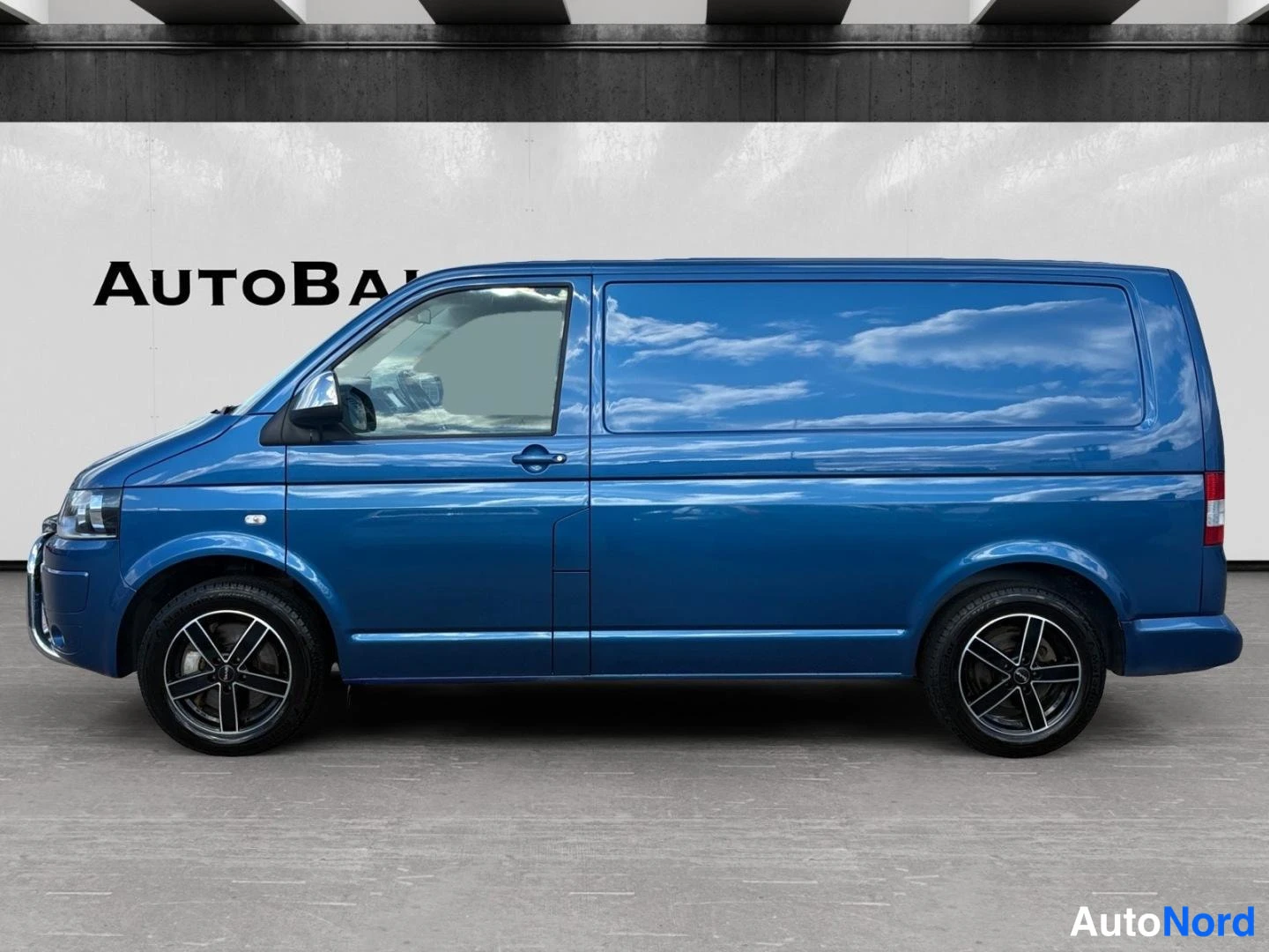 Sininen Volkswagen Transporter 2011, sivulta, kuva 5