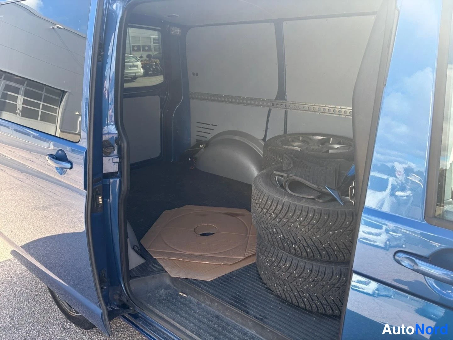 Sininen Volkswagen Transporter 2011, tavaratila, kuva 14