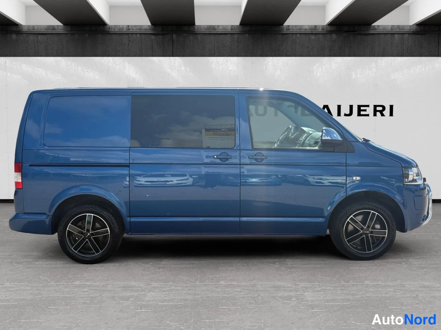 Sininen Volkswagen Transporter 2011, sivulta, kuva 4