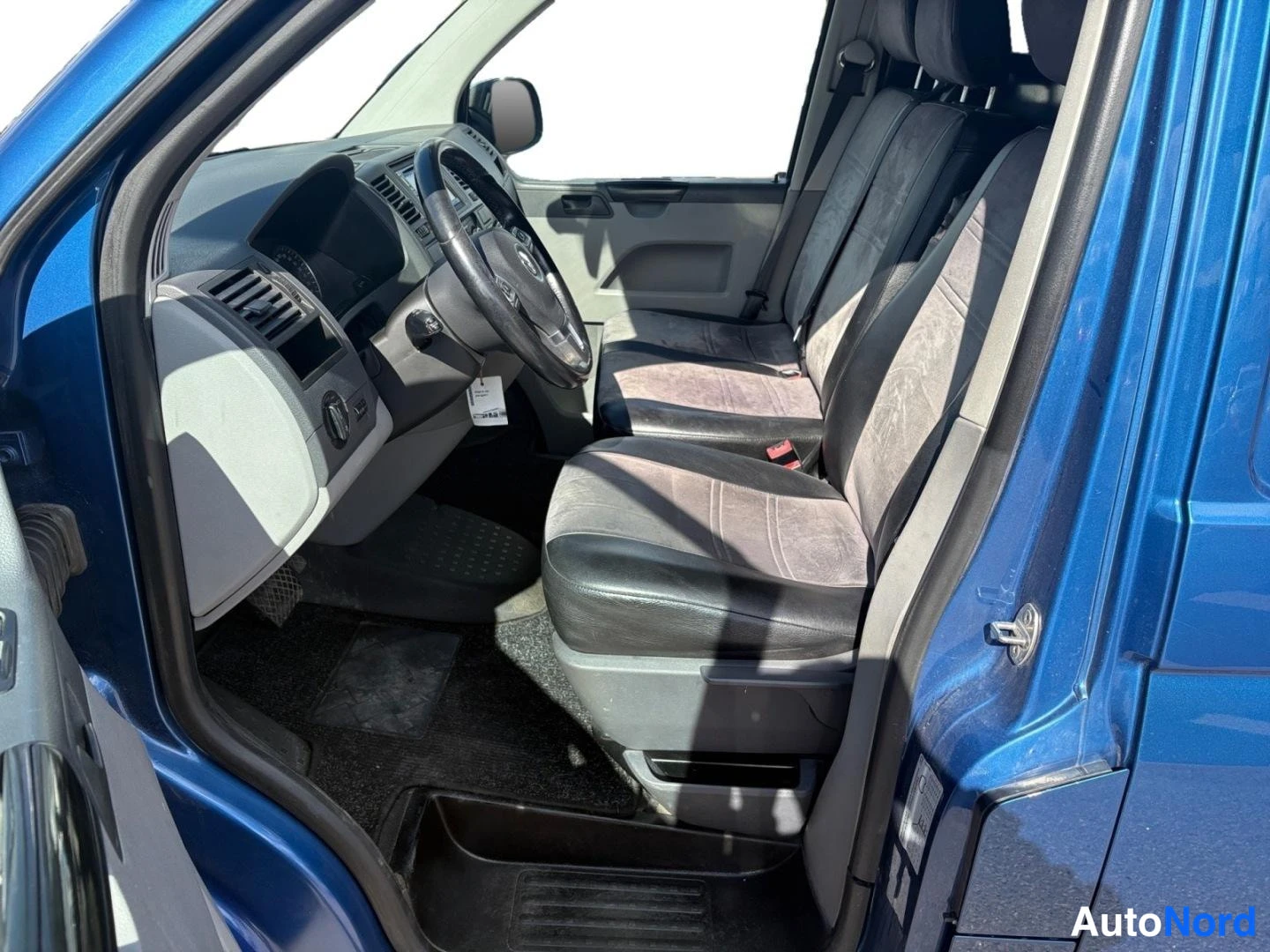 Sininen Volkswagen Transporter 2011, ohjaamo, kuva 9