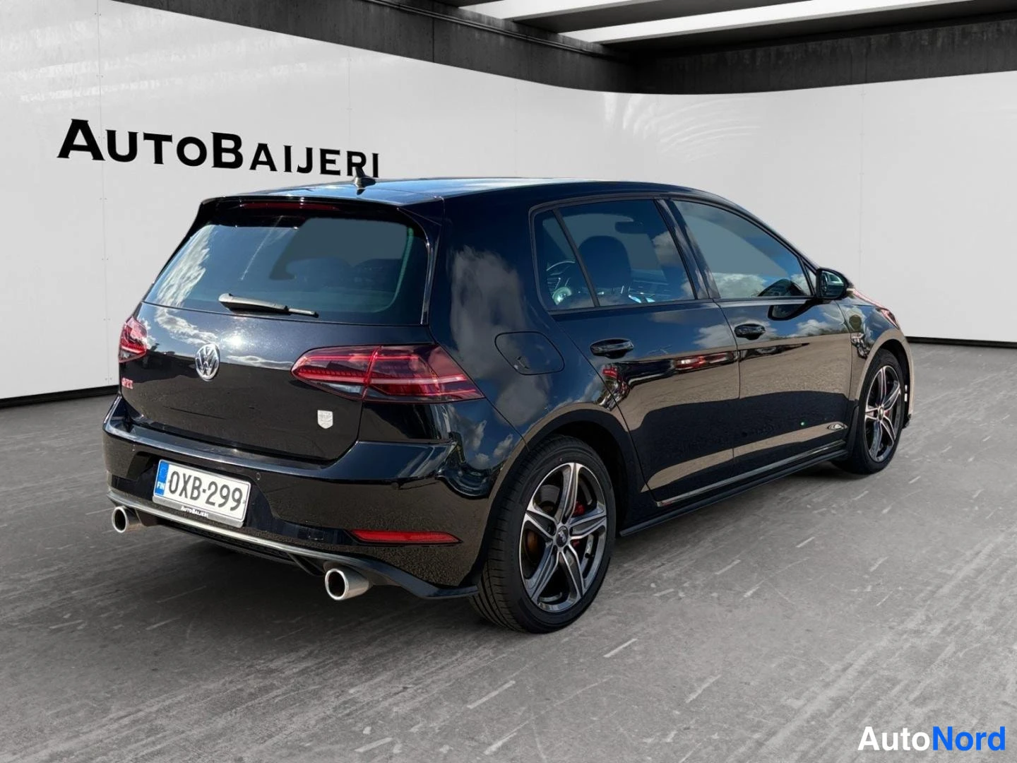 Svart Volkswagen Golf GTI 2017, snett bakifrån, bild 7