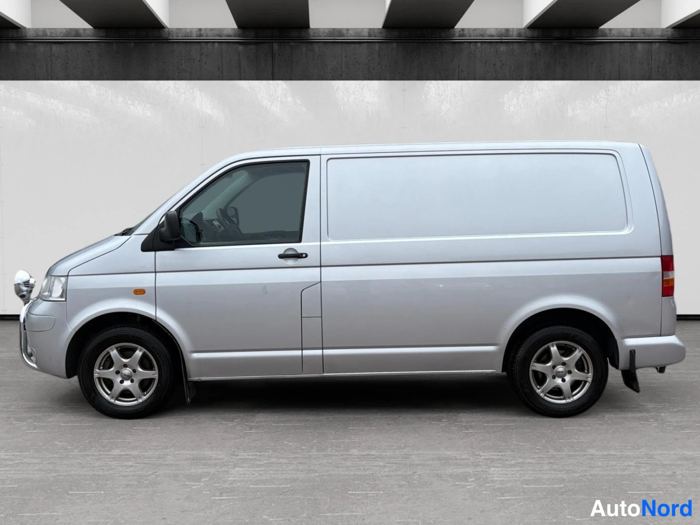 Grå Volkswagen Transporter 2007, från sidan, bild 4