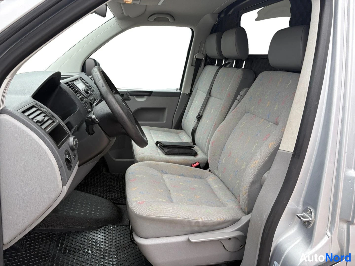 Grå Volkswagen Transporter 2007, förarplats, bild 9