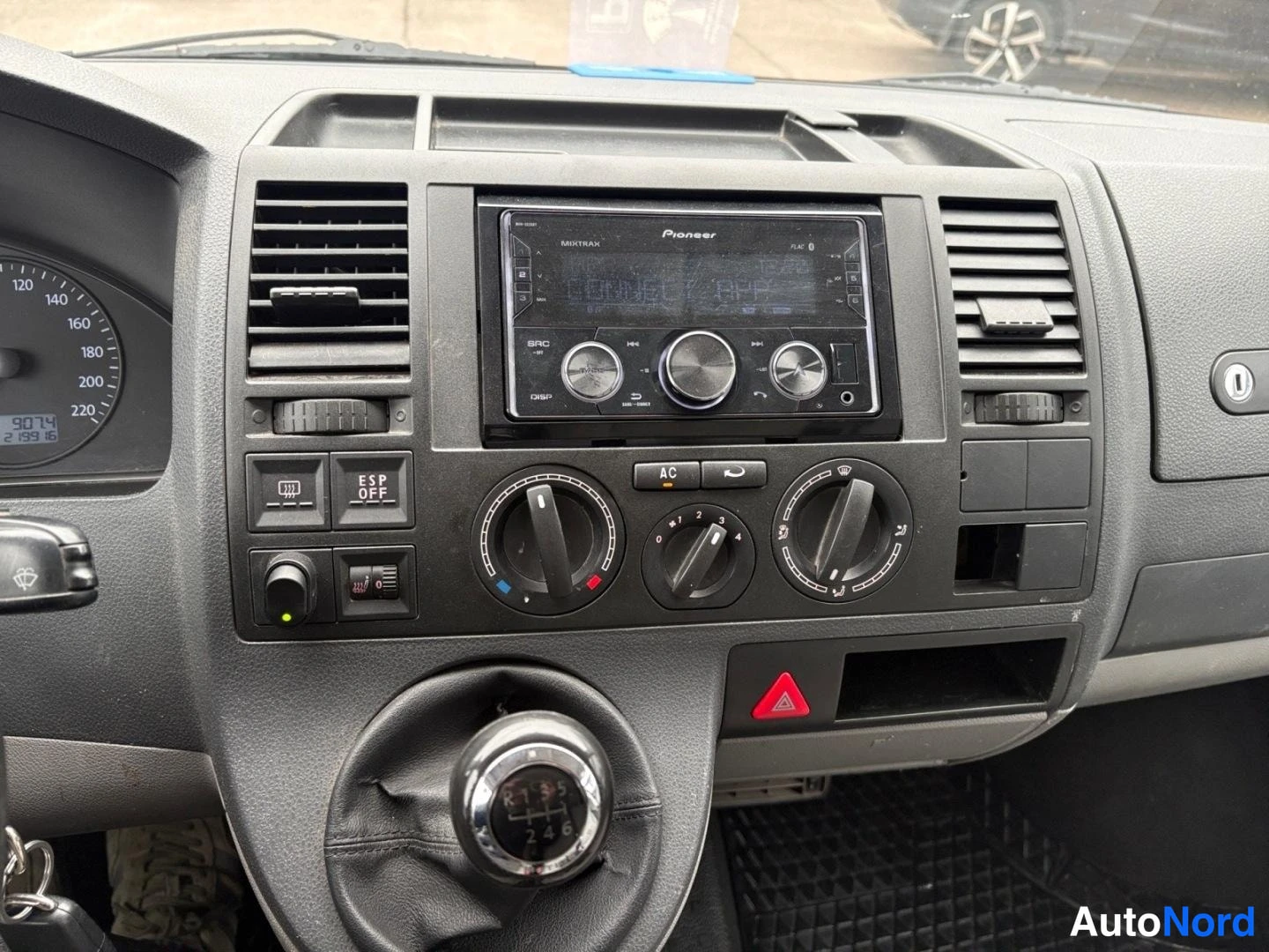 Grå Volkswagen Transporter 2007, förarplats, bild 12