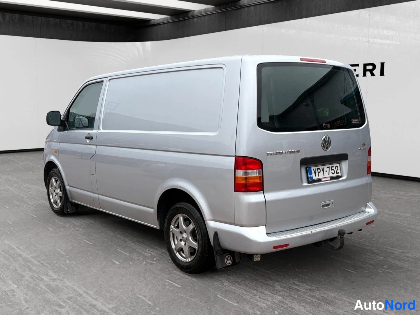 Grå Volkswagen Transporter 2007, snett bakifrån, bild 6