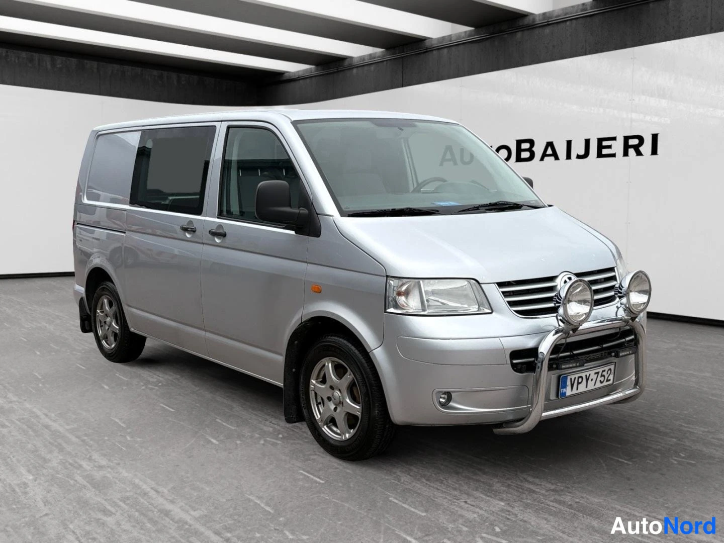 Grå Volkswagen Transporter 2007, snett framifrån, fronten åt höger, bild 2