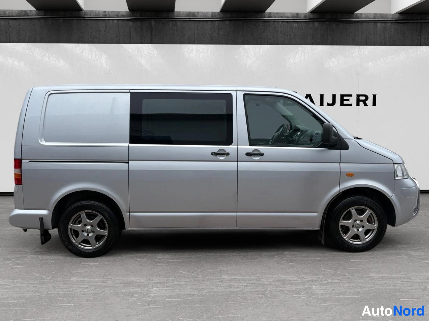 Grå Volkswagen Transporter 2007, från sidan, bild 5