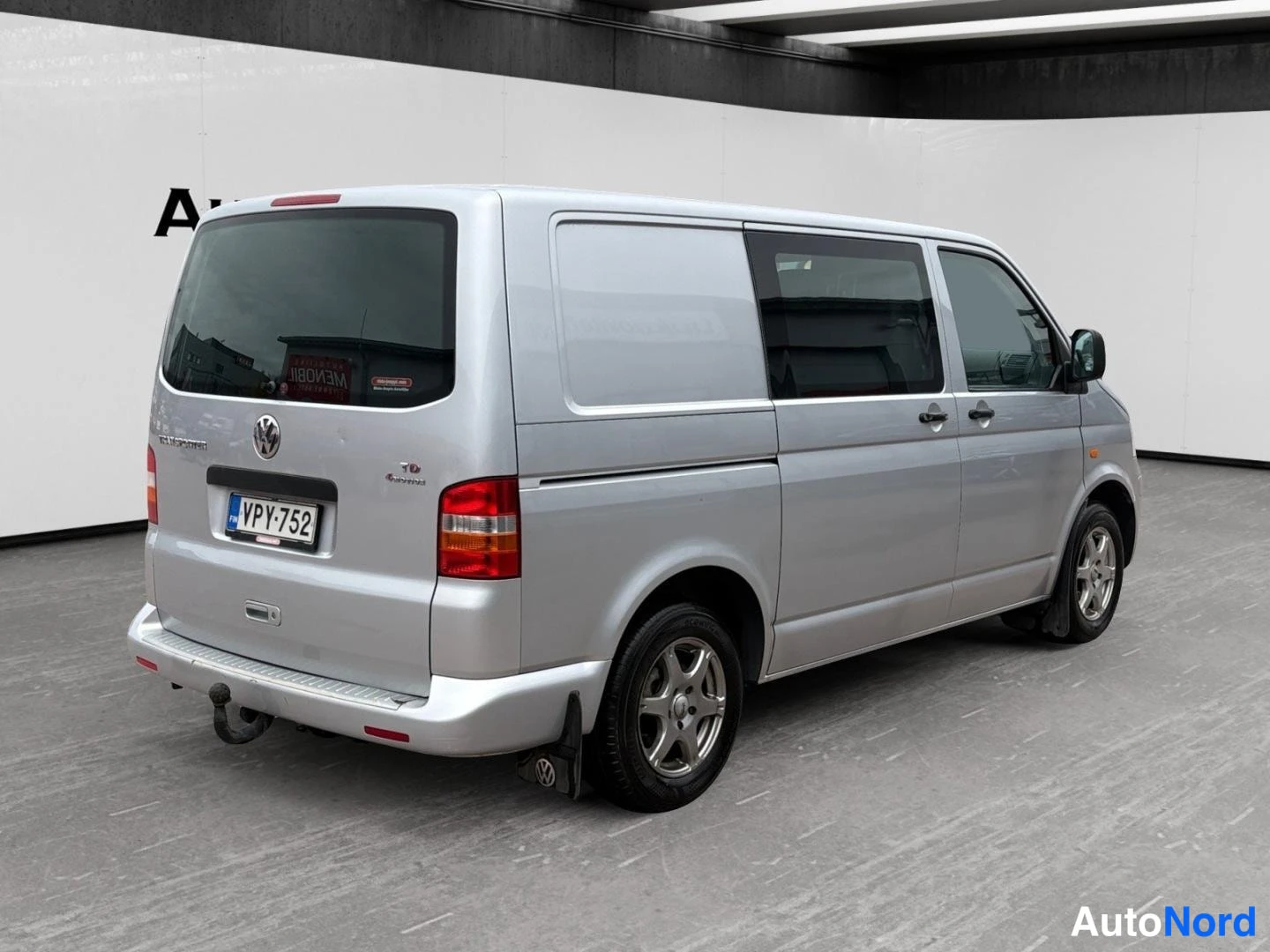 Grå Volkswagen Transporter 2007, snett bakifrån, bild 7