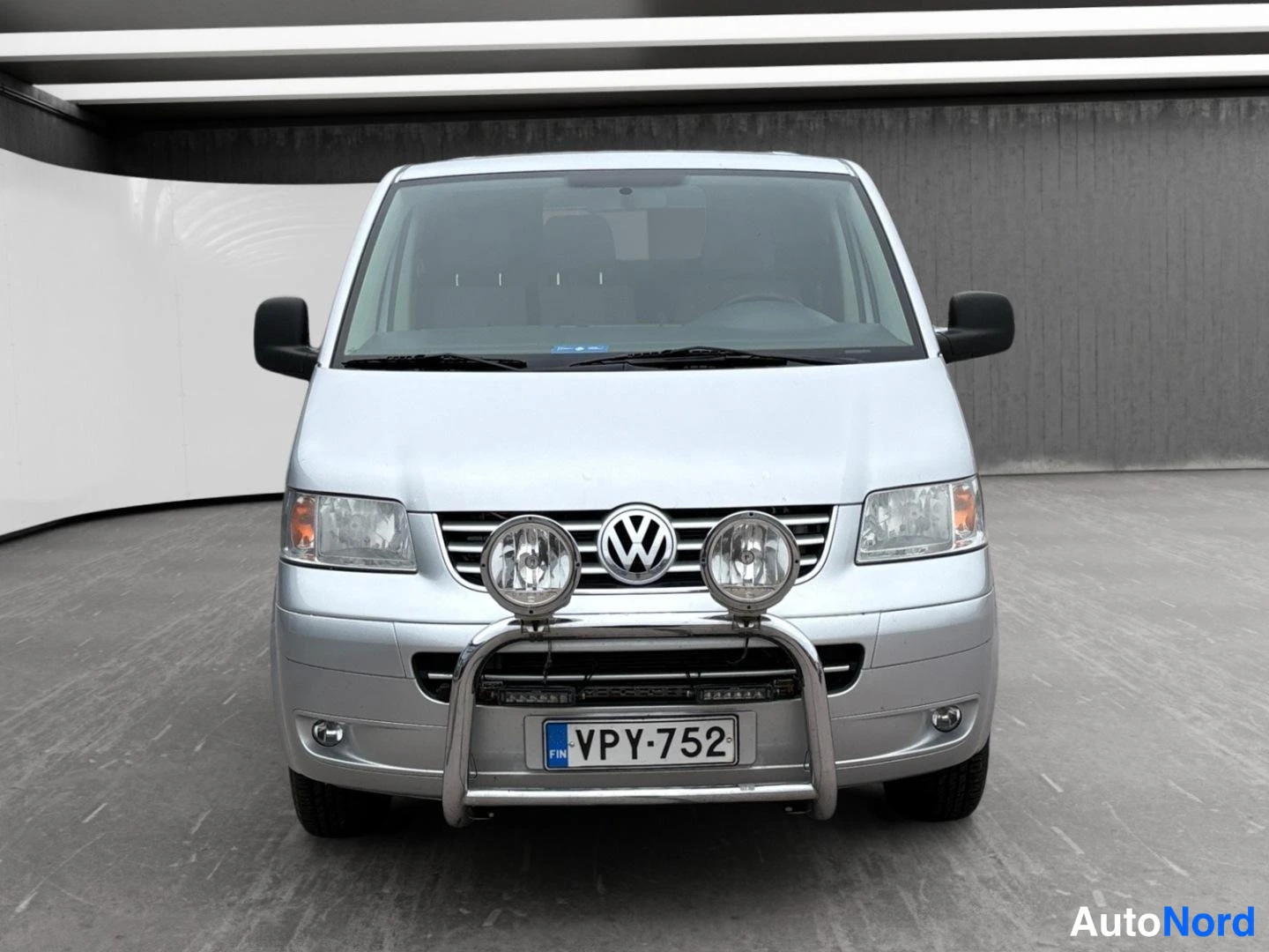 Grå Volkswagen Transporter 2007, framifrån, bild 3