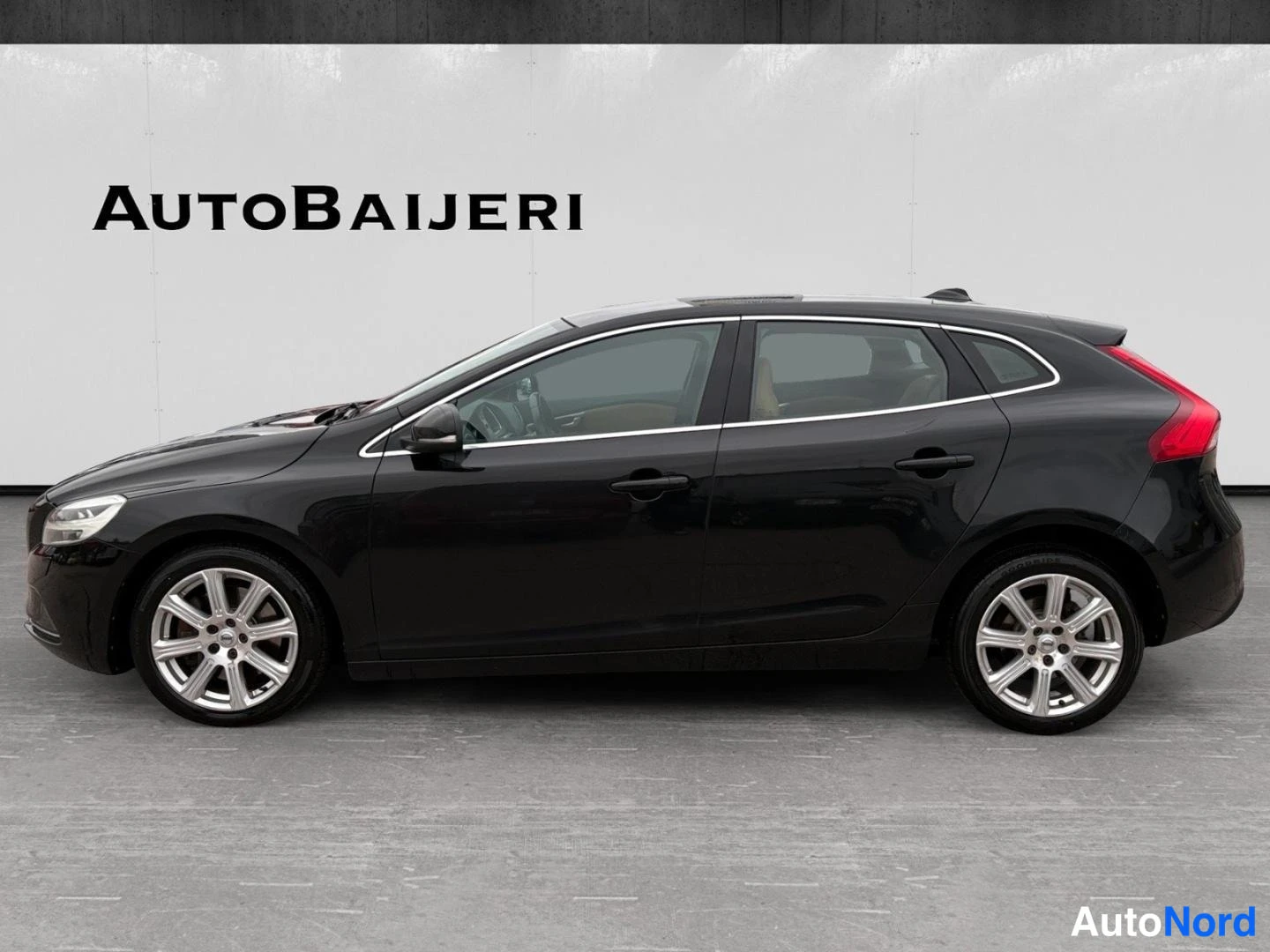 Musta Volvo V40 2017, sivulta, kuva 5