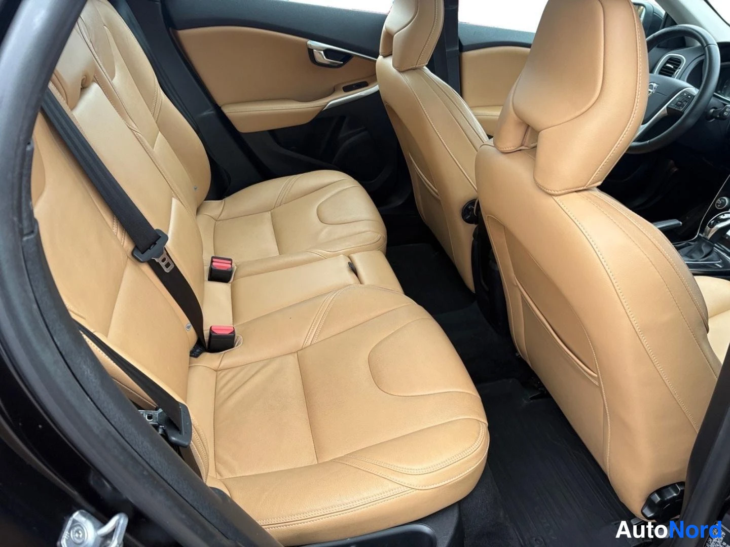 Musta Volvo V40 2017, takaistuimet, kuva 14