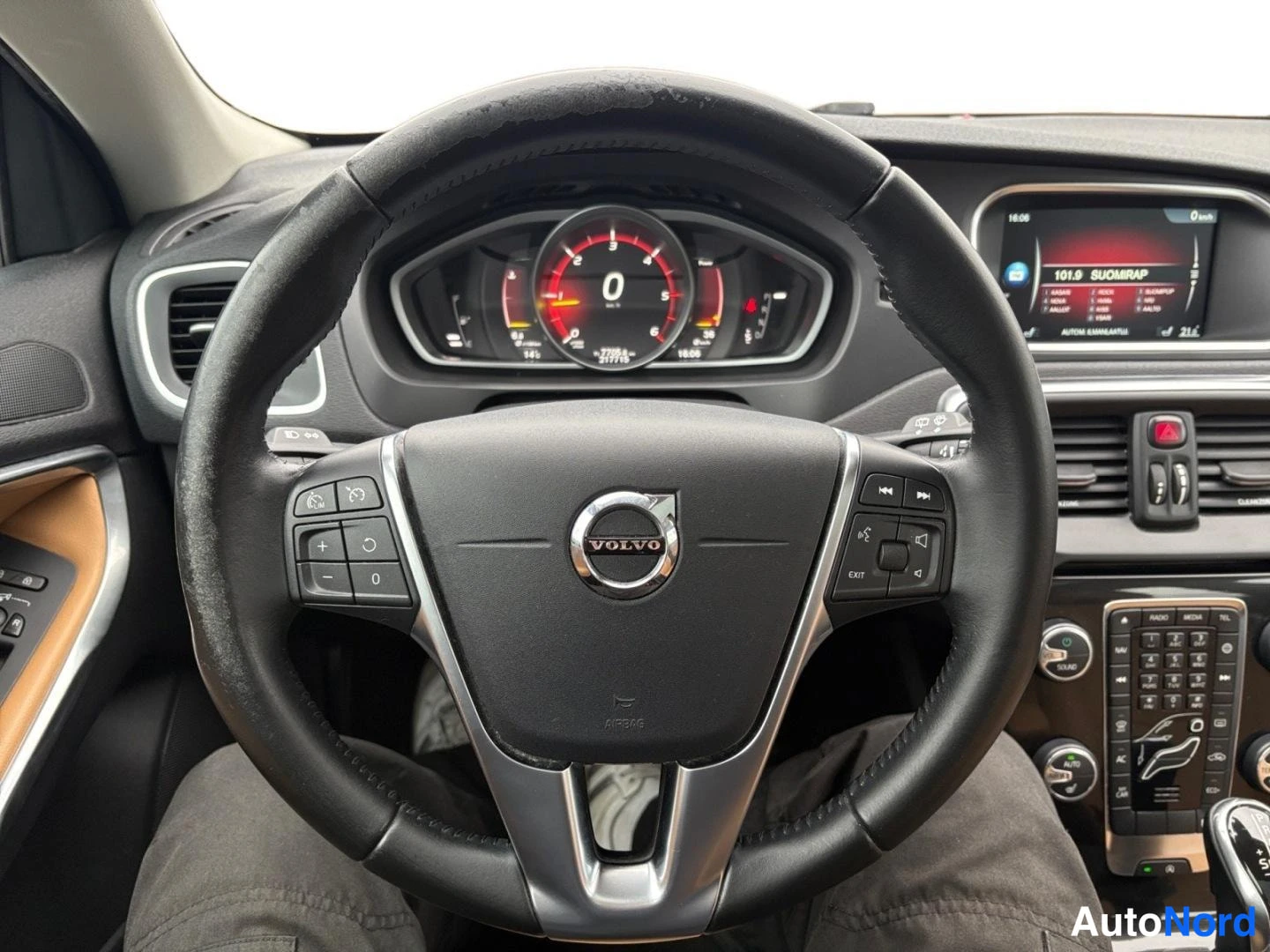 Musta Volvo V40 2017, ohjaamo, kuva 10