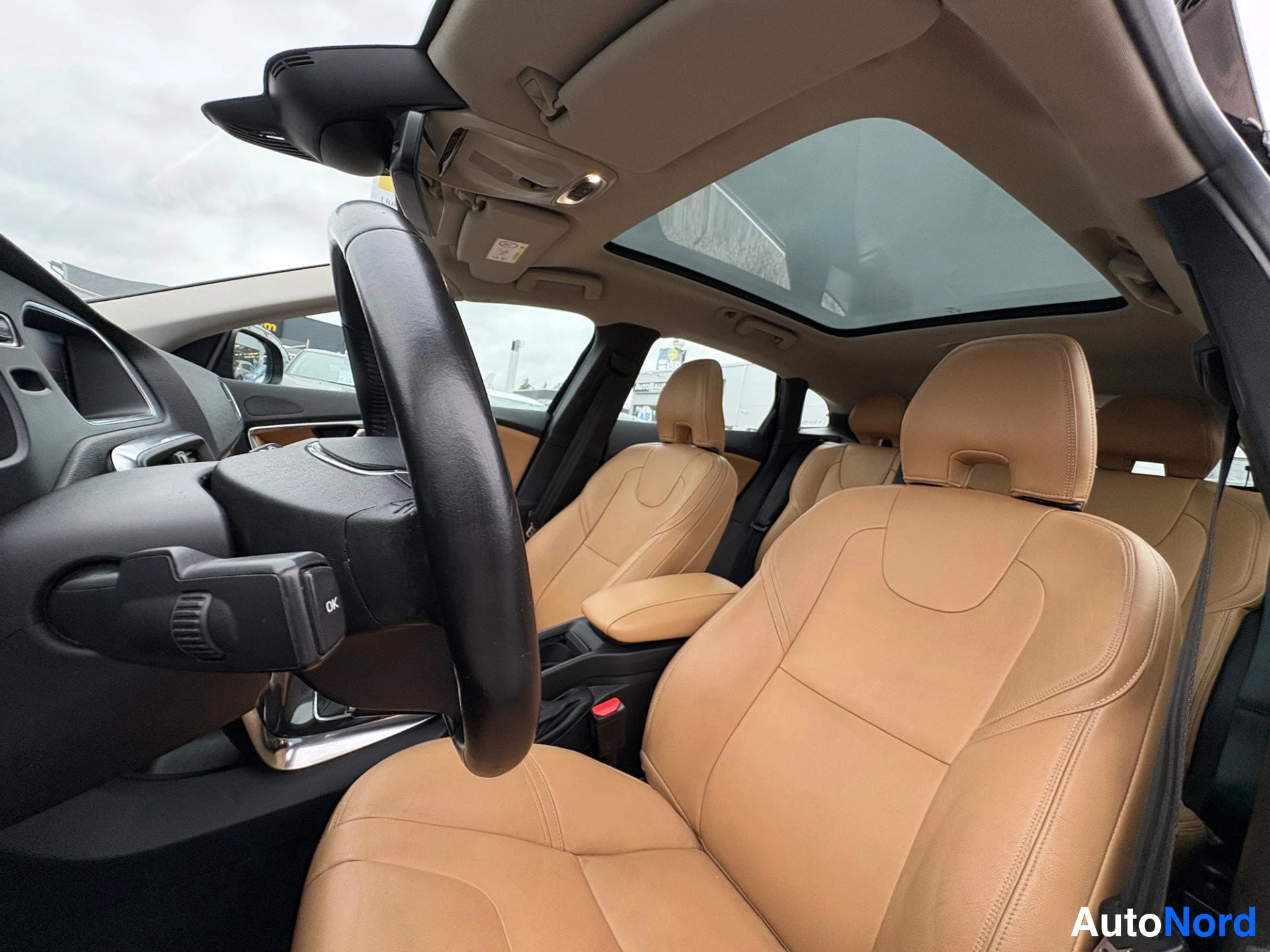 Musta Volvo V40 2017, etuistuimet, kuva 13