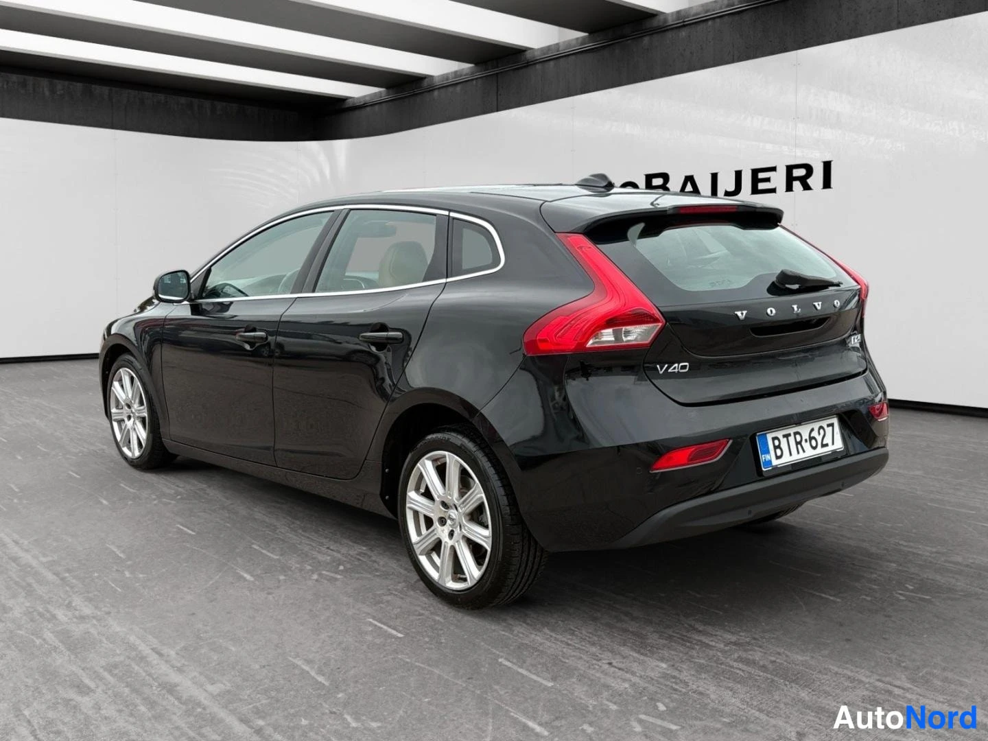 Musta Volvo V40 2017, takaviisto, kuva 6