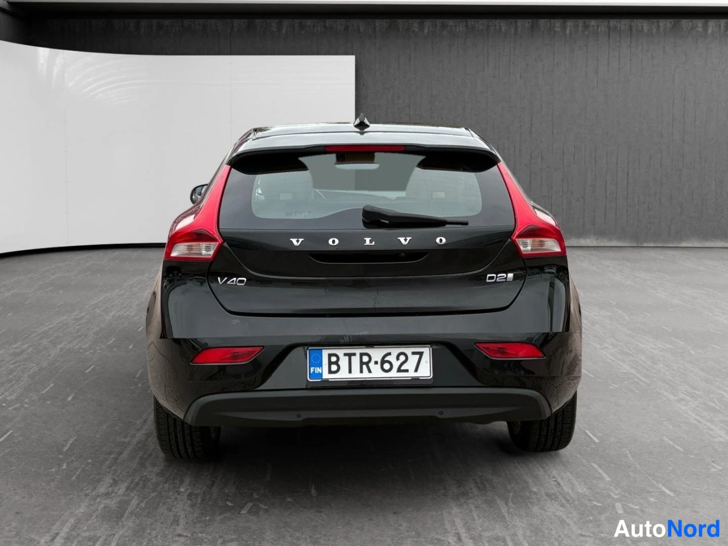 Musta Volvo V40 2017, takaa, kuva 8