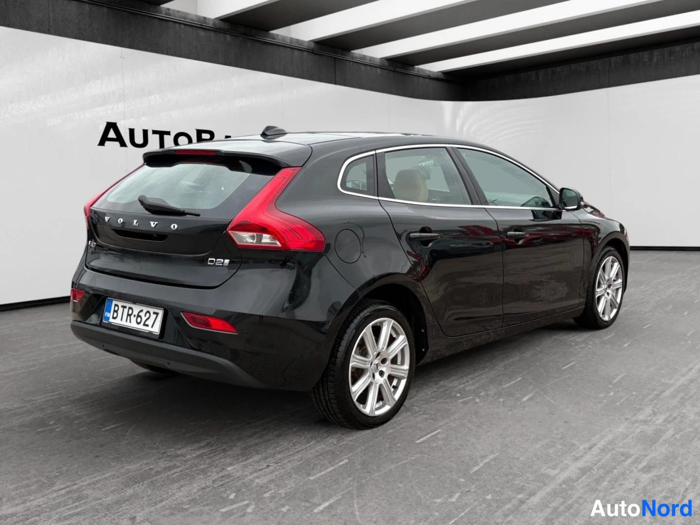 Musta Volvo V40 2017, takaviisto, kuva 7