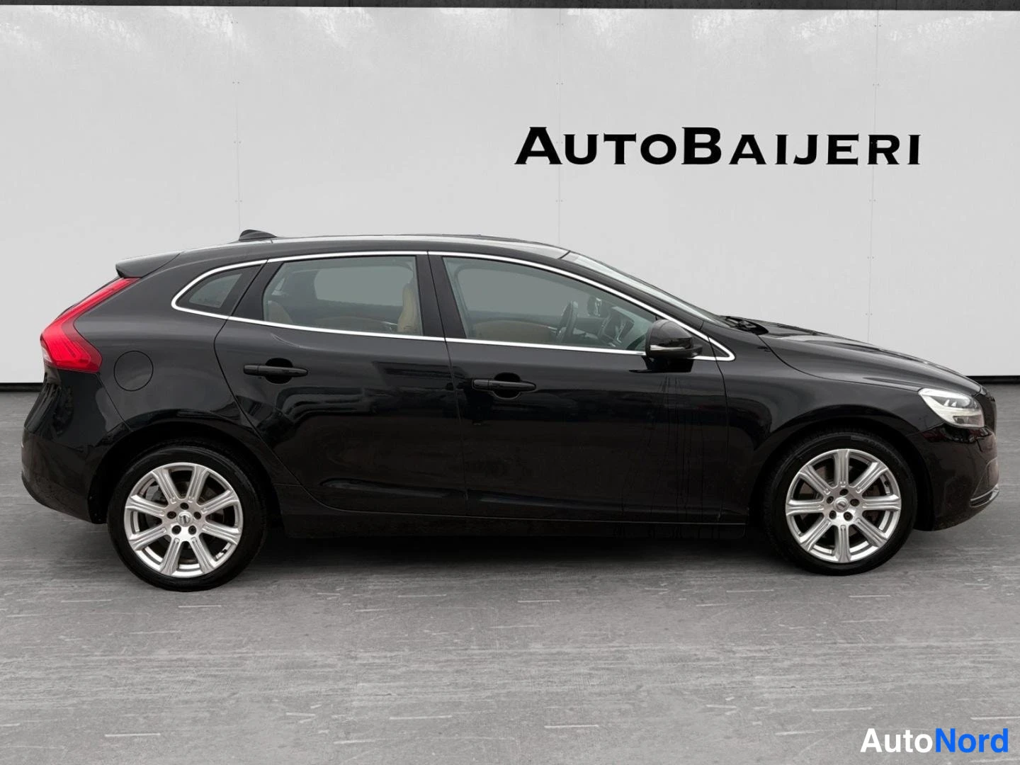Musta Volvo V40 2017, sivulta, kuva 4
