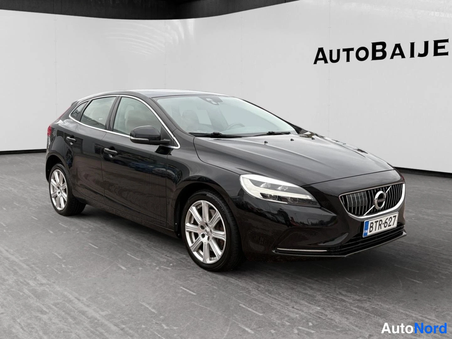 Musta Volvo V40 2017, etuviisto, keula oikealle, kuva 2