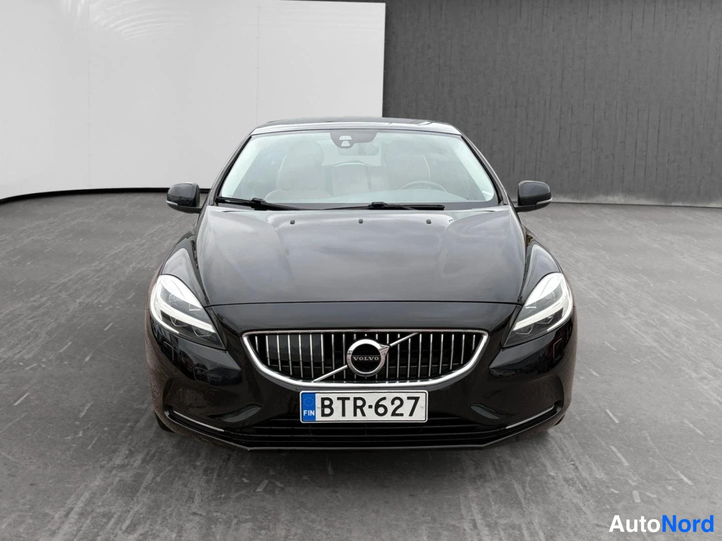 Musta Volvo V40 2017, edestä, kuva 3