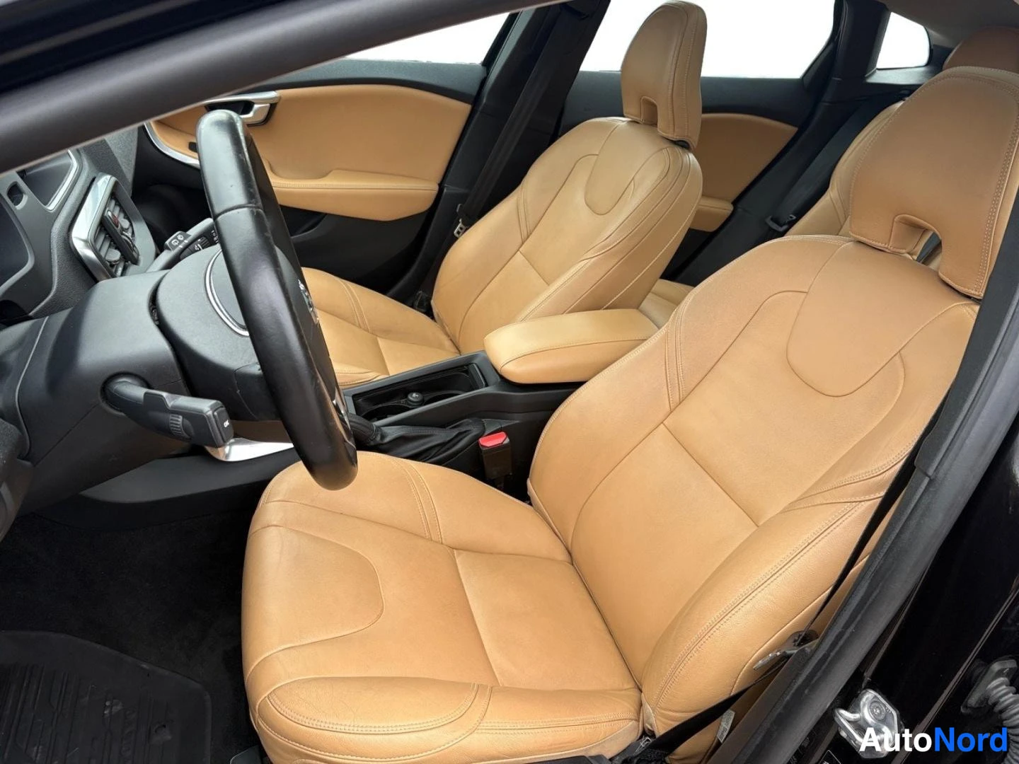 Musta Volvo V40 2017, etuistuimet, kuva 11